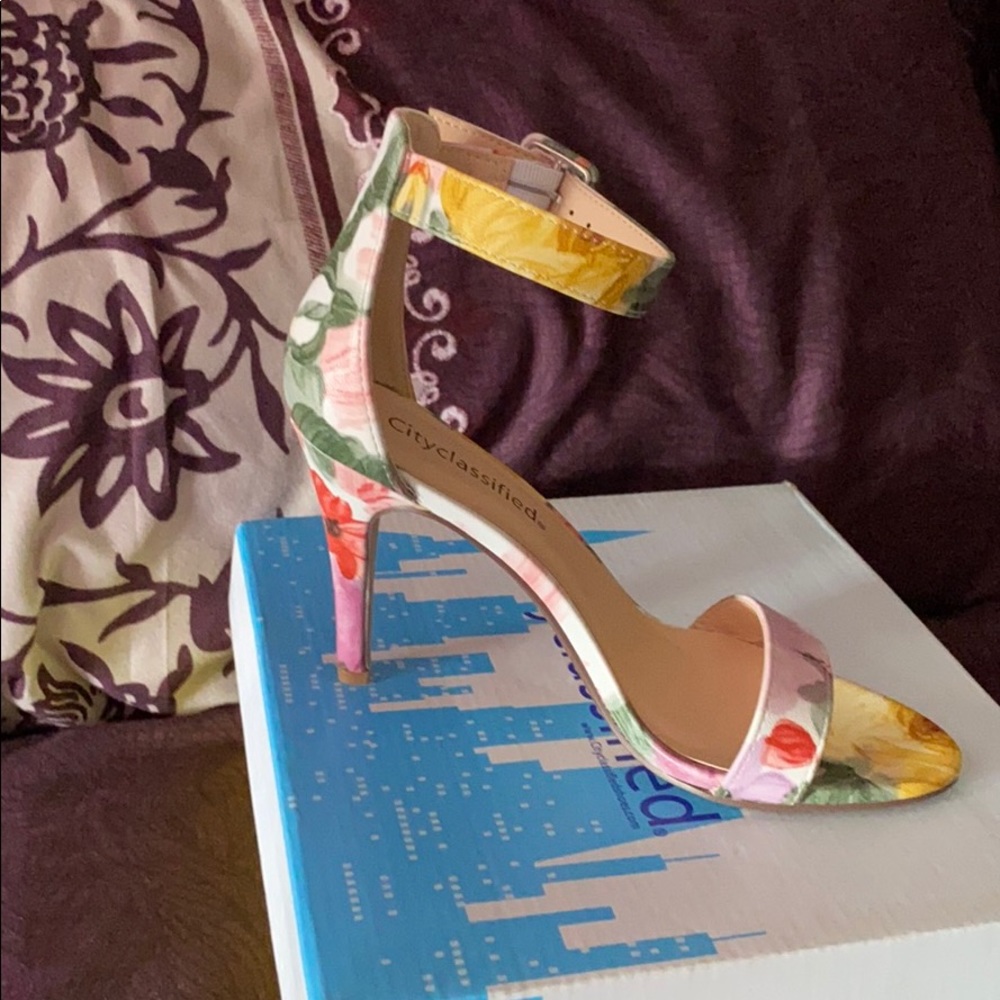 Sandals - Picture 3 of 4